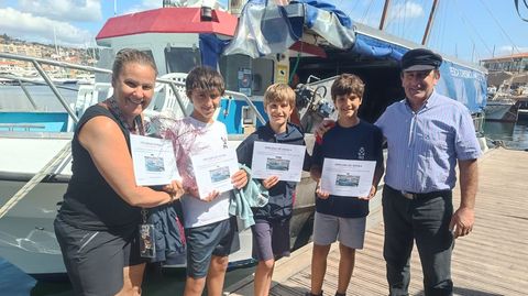 Visitantes madrile�os con sus diplomas acreditativos tras una experiencia de pescaturismo en el Playa de Sanxenxo