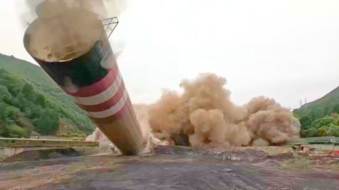 Momento de la demolicin de la gran chimenea de la central trmica de Soto de la Barca