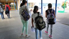 Unas alumnas entrando en el IES Faro das L�as de Vilanova