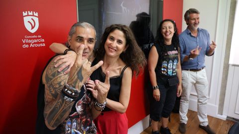 Los miembros de Aindanonvaidesta, la asociaci�n que organiza el Al�n, junto a Sonia Out�n y al alcalde de Vilagarc�a, Alberto Varela
