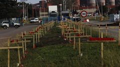 Cruces simulan un cementerio en la entrada de la f�brica de San Cibrao