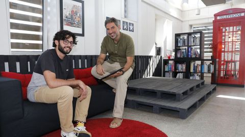 Dos empleados reunidos para charlar sobre un proyecto