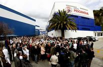 La plantilla de la planta de Vigo recibiendo informaci�n de la empresa hace unos meses.