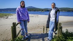 Iris Amado y Leticia Cobas, que esperan poder estrenarse como mariscadoras