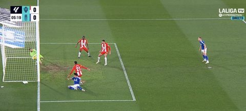 Imagen del remate de Colombatto, con el bal�n superando la l�nea de gol