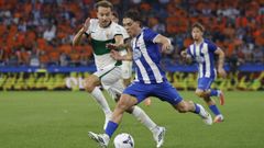 Lorenzo Amatucci controla un bal�n ante un rival del Elche durante el partido del lunes.