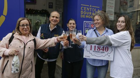 Beln, Claudi y Mari tres amigas que celebran un cuarto premio en O Grove