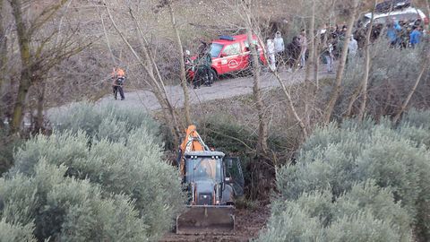 Dispositivo de b�squeda del motorista arrastrado por el agua en �llora, en Granada