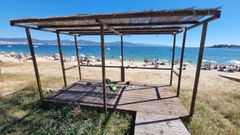 Caseta de vigilantes de playa vaca en la playa de Rodeira en Cangas