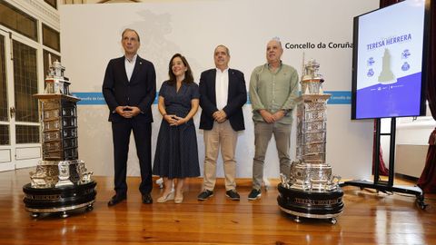 Carlos Ballesta, In�s Rey, Manuel V�zquez y Juan V�zquez, durante la presentaci�n del Trofeo Teresa Herrera.