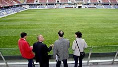 Agust�n Fern�ndez, segundo por la izquierda, con t�cnicos municipales cuando el Concello inici� la inspecci�n del estadio en junio de este a�o previa a la recepci�n de la obra.