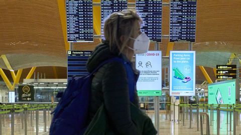 Una mujer en la terminal T4 del Aeropuerto Adolfo Suárez Madrid-Barajas.
