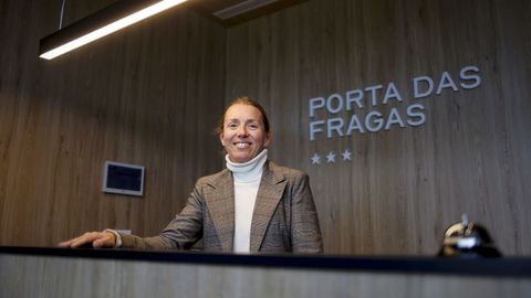 Noelia Cabarcos Novs, pontesa con larga experiencia en el sector hotelero, en la recepcin del Porta das Fragas, que dirige