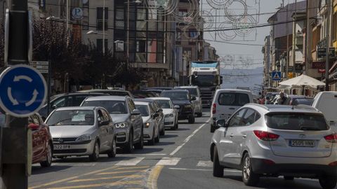 Tráfico en la N-547 a su paso por Melide, este sábado.