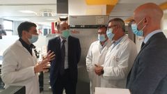 Germ�n Bou, jefe de microbiolog�a del Chuac, detall� los proyectos del laboratorio al nuevo conselleiro de Sanidade, Julio Garc�a Comesa�a,  y al gerente del Sergas, Jos� Flores Arias, que fueron recibidos por el gerente del �rea, Luis Verde, y por el director m�dico, Ant�n Fern�ndez