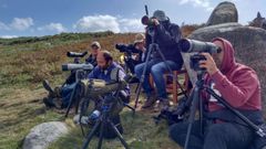 Hevia Barc�n, segundo por la izquierda, en una jornada de observaci�n en Estaca de Bares en 2017.