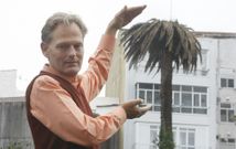 Ralf Glasz, ante una palmera afectada en Carril que a su entender habr� que talar. 