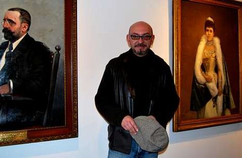 En la imagen, Eduardo Hermida, el comisario de la muestra Ilustr�simos Ilustrados. <span lang= es-es >foto</span><span lang= es-es > juana p. luna</span>