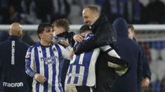 El entrenador de la Real Sociedad, Pellegrino Matarazzo, celebrando con sus jugadores el triunfo ante el Celta.