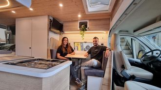 Sheila y Jos hicieron de su pasin un negocio de autocaravanas: Empezamos camperizando nuestra propia furgoneta