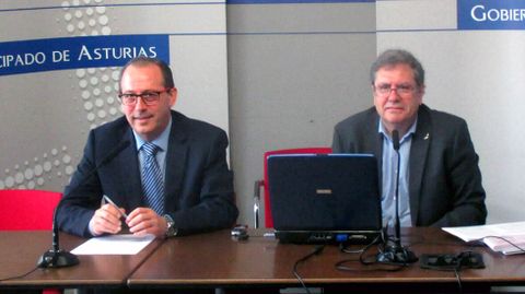 El director general de Salud P�blica, Antonio Molej�n, junto con el t�cnico de la Direcci�n General de Salud P�iblica y coordinador del Mapa de la Diabetes en Asturias, Mario Margolles..El director general de Salud P�blica, Antonio Molej�n, junto con el t�cnico de la Direcci�n General de Salud P�iblica y coordinador del Mapa de la Diabetes en Asturias, Mario Margolles.