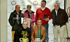 Los ganadores del torneo de Semana Santa de golf de Augas Santas posaron con los trofeos que lograron