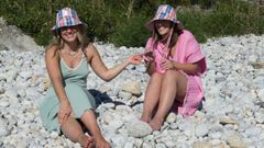 Ant�a (en la foto, a la izquierda) y Andrea Calvo (derecha) viv�an fuera de casa cuando estall� la pandemia. El confinamiento volvi� a unir a estas dos hermanas de Ordes bajo el mismo techo y de esos d�as surgi� un proyecto empresarial en com�n, Elas Collection, una marca de joyas y complementos que ha tenido una gran acogida. 