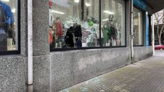 Escaparate roto en Atm�sfera Sport