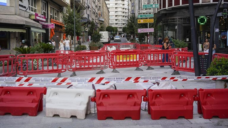 Los operarios que han estado instalando las nuevas losas de granito en la intersecci�n de Bedoya, Santo Domingo y San L�zaro ya han terminado su trabajo. La zona sigue acotada para que el pavimento se asiente bien antes de que vuelvan a circular los veh�culos sobre �l