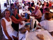 Carmen Coch�n, a la izquierda, cocina desde hace 12 a�os los callos y da ejemplo reservando siempre una mesa para familia y amigos.