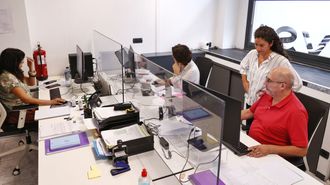 Funcionarios de la Oficina Municipal de Vivenda de A Corula atienden a los usuarios en las dependencia de paseo de Ronda 
