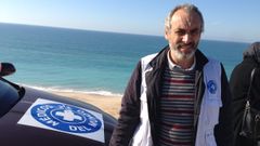 Felipe Noya, en la costa de la Franja durante uno de sus viajes al enclave palestino.