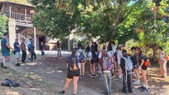Participantes en el recorrido inaugural de la nueva ruta de senderismo, llamada Roteiro da Toca