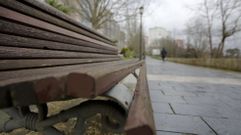 Bancos rotos en varios paseos