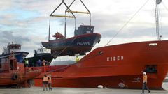 Barcos a bordo.Con unos quince metros de eslora cada uno, peque�os para seguir en funcionamiento en la r�a, los viejos barcos bateeiros han sido estibados en la cubierta y en la bodega del buque Eider, de 92 metros, que hoy zarpa de Vilagarc�a para transportarlos hasta su puerto de destino. La operativa ha exigido dos d�as de trabajo en el muelle arousano de O Ramal.
