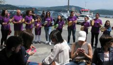 <span lang= gl >Un grupo de pandereteiras ofreceu unha actuaci�n no peirao.</span> 