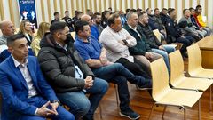 Los acusados que no estan en prisi�n, en primer plano, y los que son trasladados desde la c�rcel de A Lama para comparecer en el juicio, al fondo.