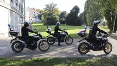 Agentes de la Polica Nacional patrullan en moto por el barrio de Fontias, en Santiago