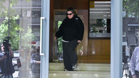 Una de las hijas del expresidente de Jos&eacute; Luis Rodr&iacute;guez Zapatero a la salida de las oficinas de su empresa, que ha sido registrada este martes