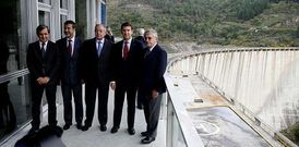 Gabarr� y Feijoo, en el centro, con directivos de Gas Natural, con la presa al fondo.