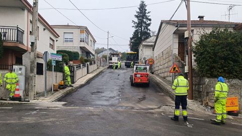 Obras en la pista de A Chaira en Barbads.
