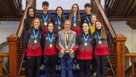 Los reportistas y representantes del Pavill�n, junto a Luis Menor en el Pazo Provincial