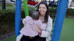 Laura Mu�iz, con su hija Macarena, este lunes, en un parque de O Grove, municipio donde reside