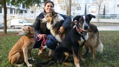 Sheila, con alguno de los perros que pasea en Pontevedra