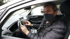 La falta de clientes condena a los taxistas compostelanos a eternas esperas en las paradas que muchos, como Manuel Pena (en la imagen), sobrellevan gracias a poder ver series en las tabletas o los m�viles