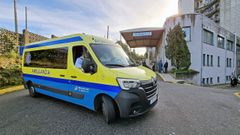 Un coche de Ambulancias Civera, concesionaria del transporte sanitario no urgente en el �rea de Pontevedra, en el hospital Montecelo