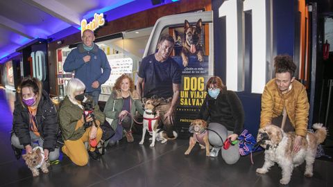 Varias personas con sus perros durante el estreno de la pel�cula �Dog: Un viaje Salvaje� en la prueba piloto de los cines Yelmo de Gij�n.