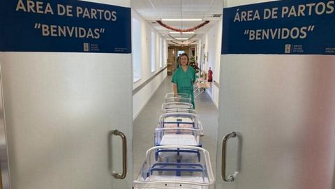 Mar�a del Carmen Grand�o, matrona y supervisora, con las cunas en la zona de partos del Hospital Teresa Herrera de A Coru�a, el materno del Chuac.