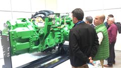 Un t�cnico de John Deere explica al p�blico el funcionamiento de una de las �ltimas novedades de la compa��a estadounidense