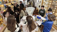 En imagen, escolares del CEP Lois Tob�o de Viveiro este martes en Casa Chao durante la visita que realizaron a comercios antiguos del centro hist�rico
